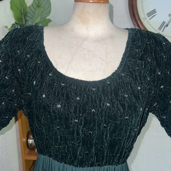 VINTAGE JEFFREY AND DARA EMERALD PUFF SLV GREEN VELVET SHORT SLEEVE DRESS 8 - Picture 6 of 11